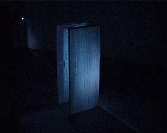 Kaori Nakayama video installation door_slight